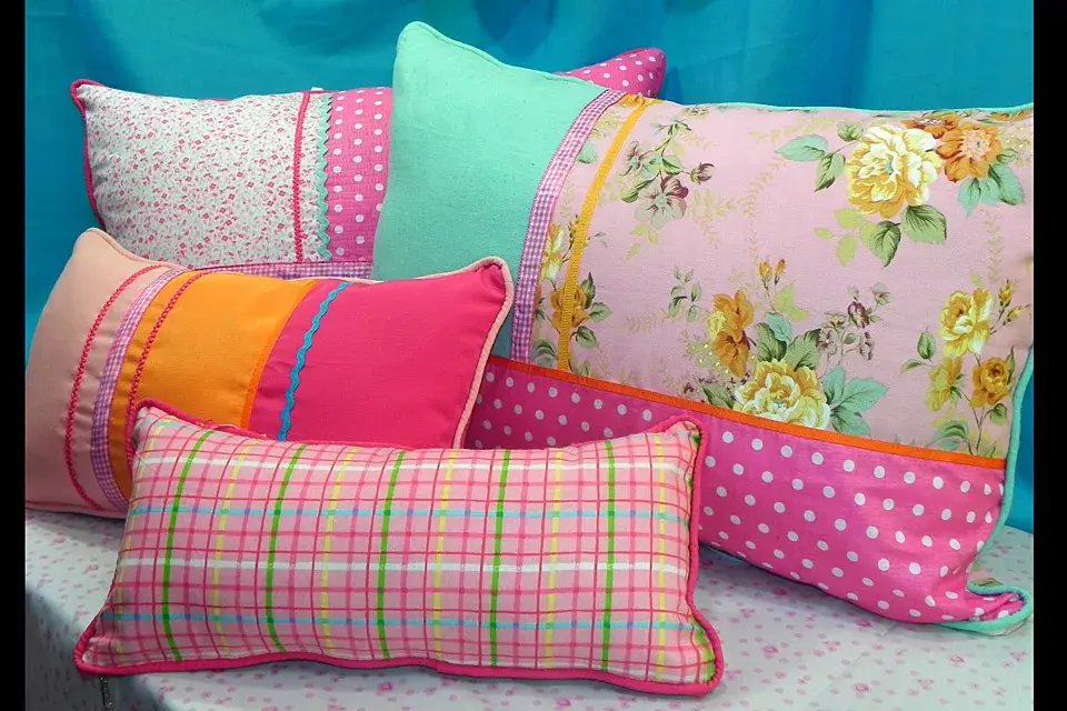 Muy coloridos estos almohadones combinan algodón, lino, lonetas estampadas y gabardinas. El toque final se lo dan las pasamanerías, las cintas y las puntillas (desde $85, Vajillas y Puntadas)