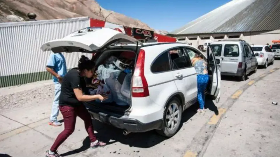 Decenas de miles de turistas argentinos van a comprar ahora a Chile, aprovechando la diferencia de precios