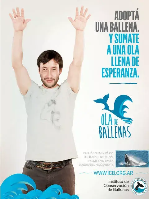 Luciano Pereyra además de cantar, hace la ola de ballenas