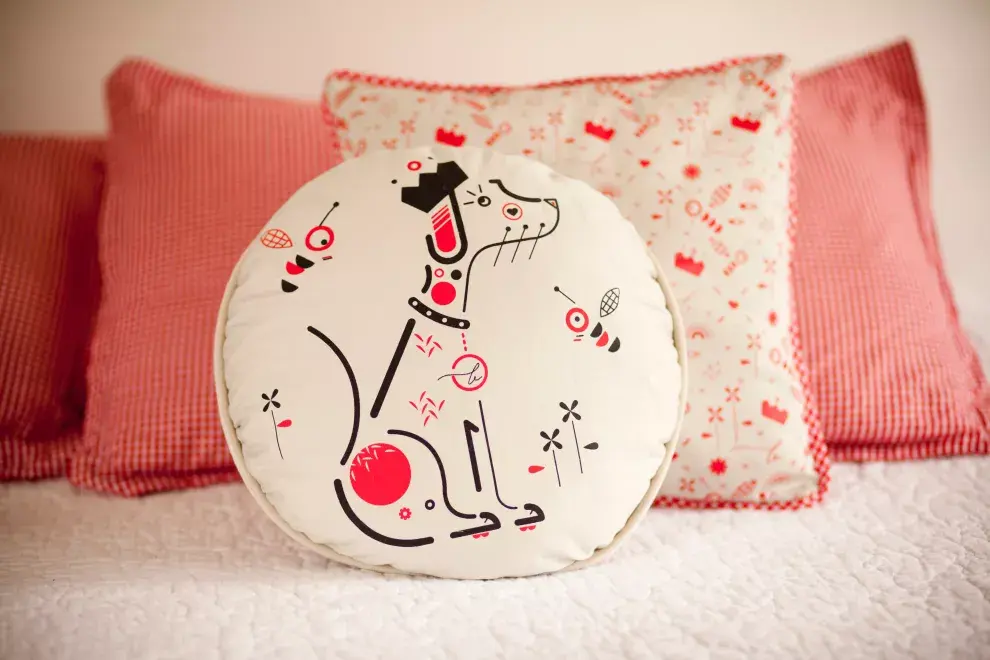 Se producen desde almohadones, banderines, cuadernos, bolsos y pañuelos; en exclusivo para perros, también se diseñan collares y abrigos