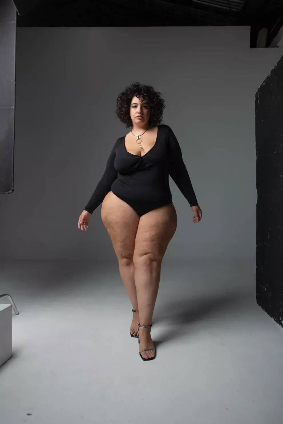 Agustina Cabaleiro es modelo. En esta foto posa con un body (Plus Indumentaria $4590), sandalias (Mishka, $14.300), collar (The urban Concept, $7100).