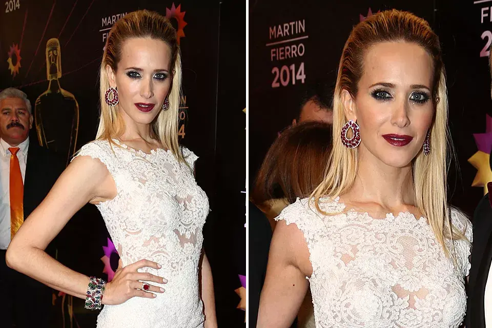 El pelo suelto, bien lacio y todo hacia atrás para Julieta Prandi. ¿Qué te parece?