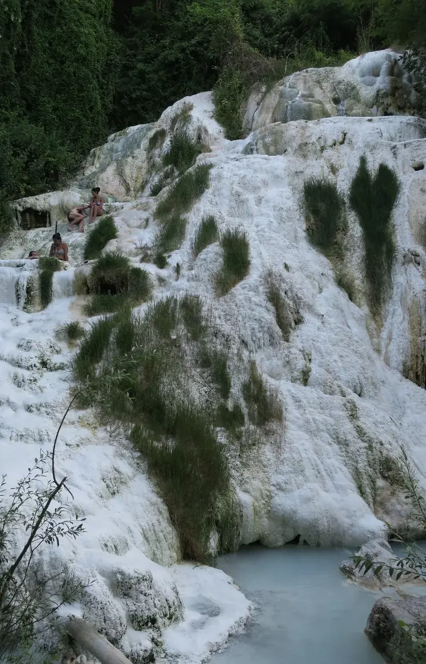 Escalonadamente sobre esta roca se formaron distintas fosas termales. ¡El que llega primero puede ocuparlas!