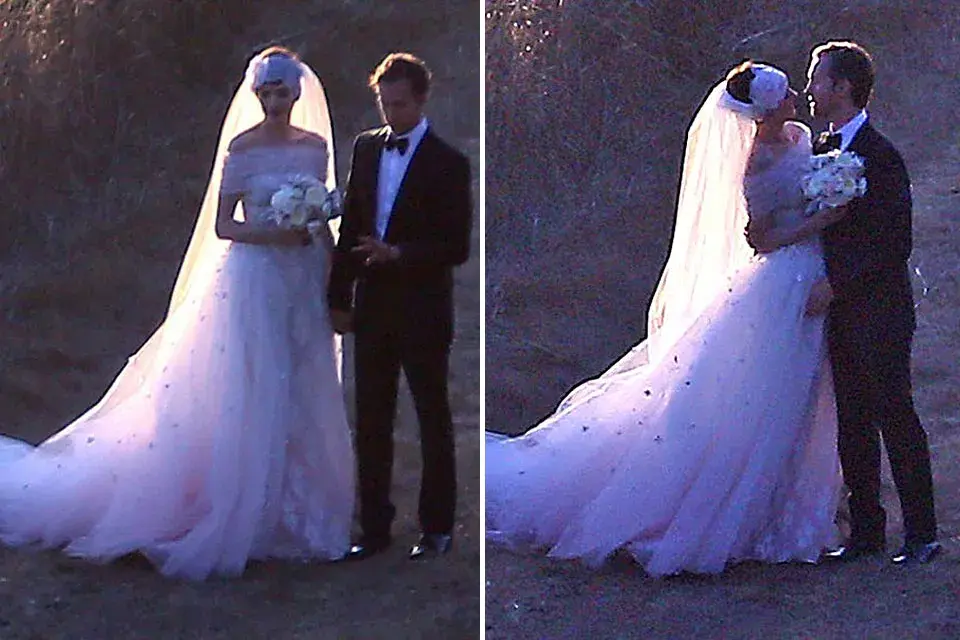 Anne Hathaway, con un modelo de Valentino, de gasa y con un gran velo