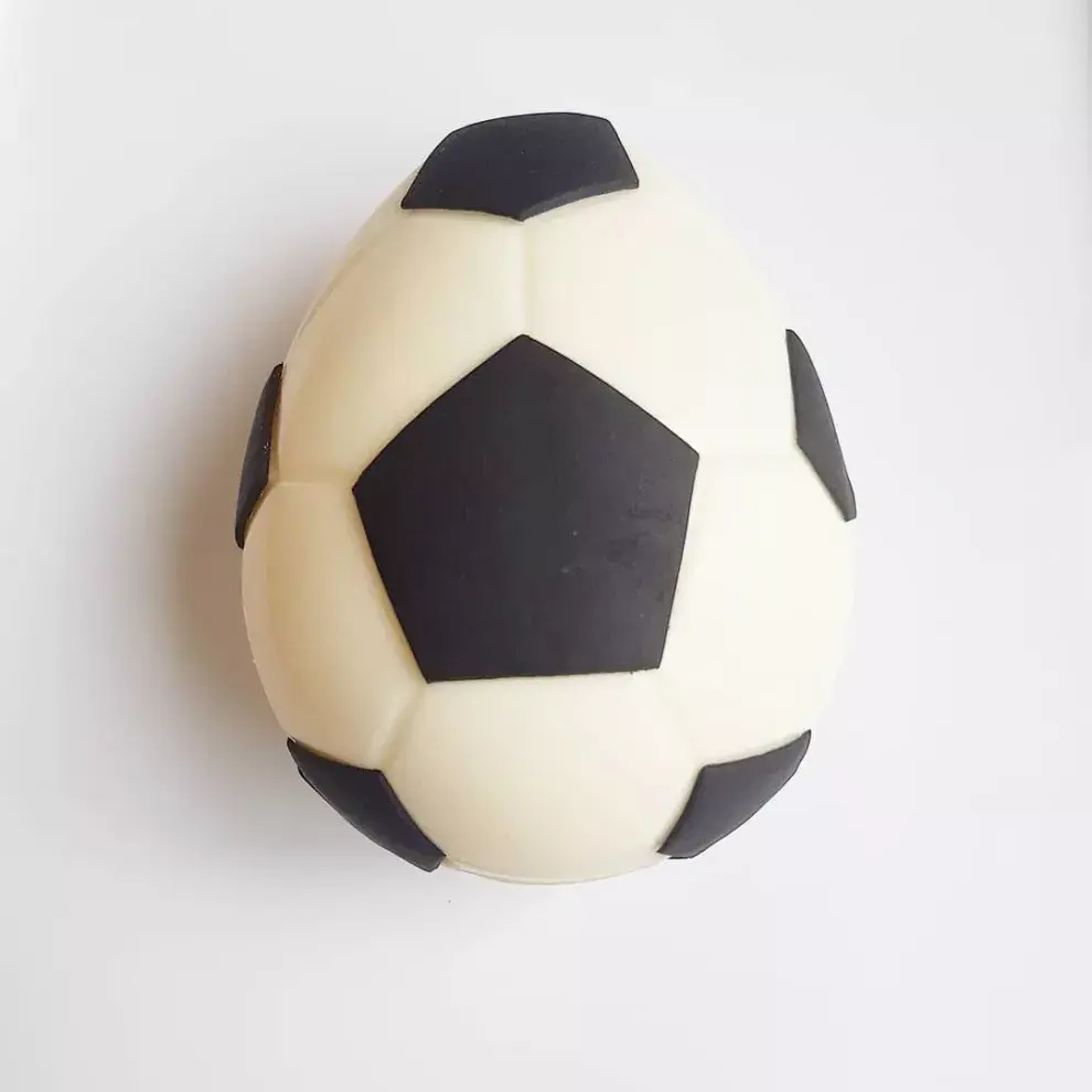 Huevo Pelota: pesa 160g, mide 12x10cm aprox. Es de chocolate blanco y trae confites de chocolate adentro. Cuesta: $900.
