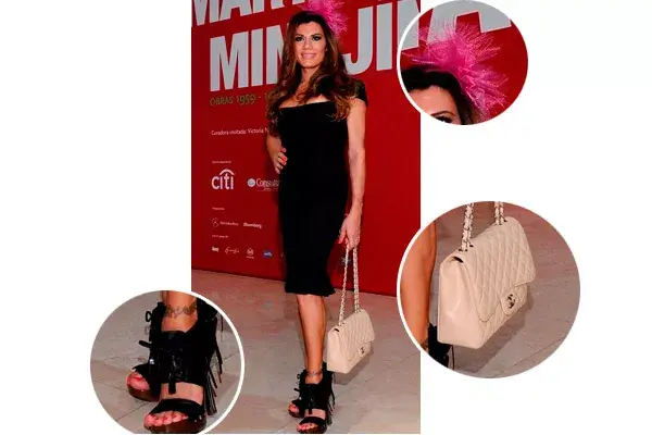 Muy elegante, Flor de la V destacó su figura con un vestido bien ceñido que combinó con sandalias altísimas y carterita Chanel; ¿qué opinan del tocado de plumas?