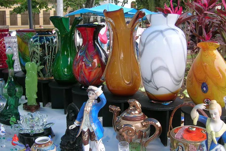 Encantadora feria de antigüedades con objetos de estilo en deco y moda