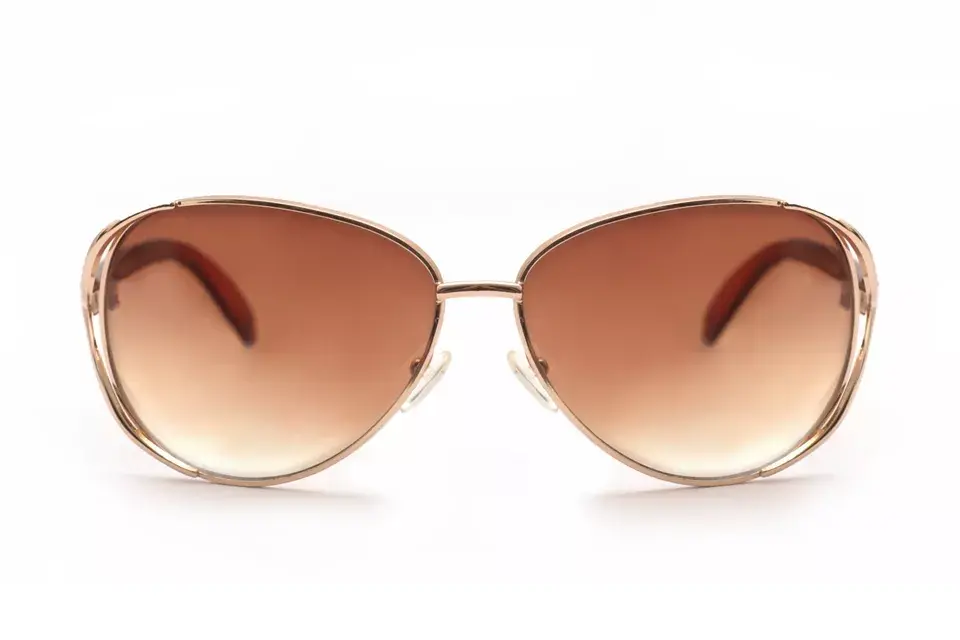 Anteojos de sol con todo el glam para la playa (Carla Danelli, $670)