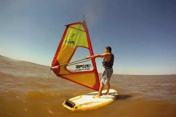 El Windsurf genera una mezcla de todas las sensaciones juntas: relajación, tranquilidad, adrenalina y velocidad