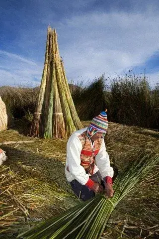 Todo hombre es una isla: los uros llevan siglos viviendo en sus curiosas construcciones flotantes