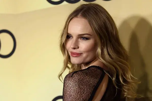 Kate Bosworth, ¡divina! Con un look muy natural asistió a la gala inaugural de los Audi Golden Globe el domingo. Raya al medio y ondas grandes para darle más movimiento al peinado, ¿qué te parece?