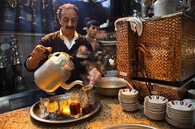 El té turco, filtrado y en vasos