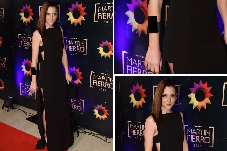 Julieta Zylberberg y un look futurista para la red carpet. El vestido con cut out en la cintura era negro, de líneas muy simples, pero a ella le quedaba muy bien