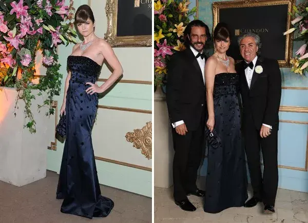 Araceli González, con un strapless de seda azul con paillets y canutillos al tono; la acompañan Fabián Mazzei y el diseñador Carlos Di Doménico