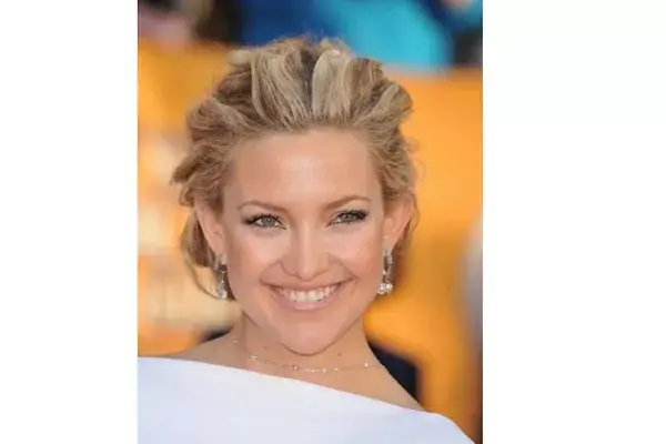 En el mismo año, otro recogido, pero esta vez con un poco de volumen en la parte superior. ¿Qué te parece?