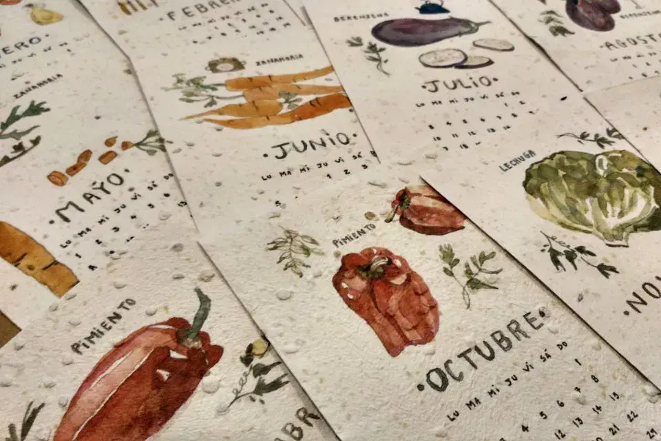 Una vez que pasa el mes, el papel del calendario se puede plantar en la tierra.