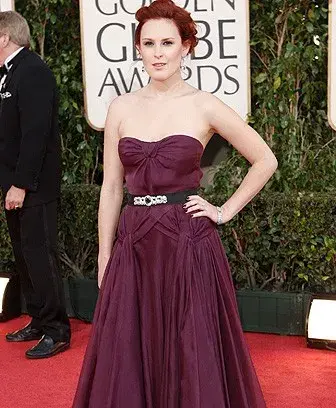 Rumer Willis, en strapless borravino con cinto.