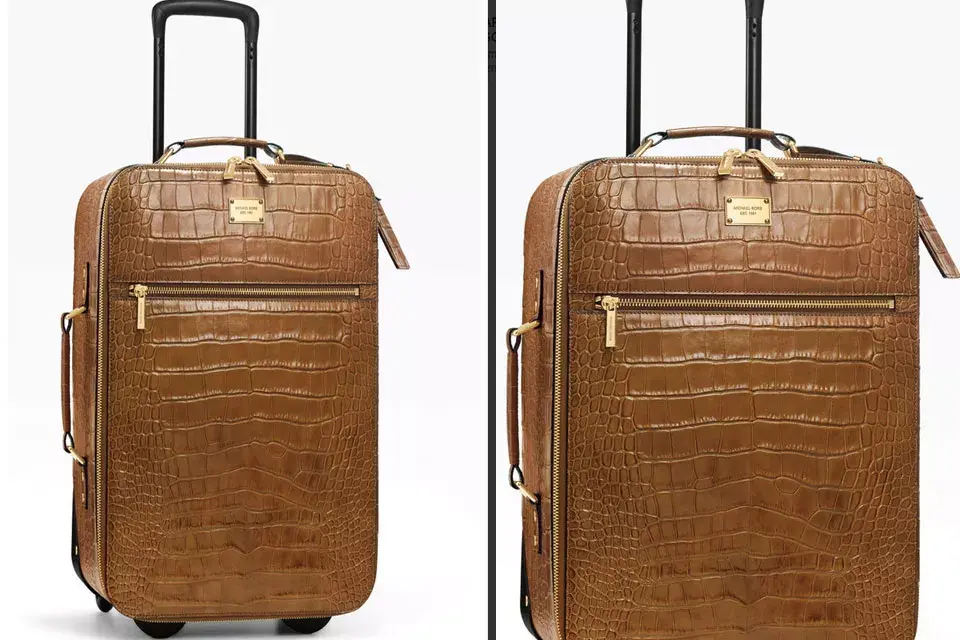 La valija es ideal para para llevar los seis pares de zapatos. Es de piel marrón y con acabado cocodrilo