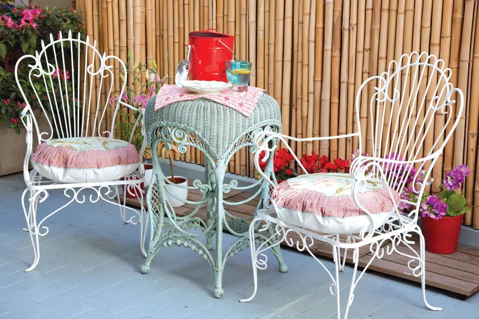 Las sillas de hierro vintage se consiguen en el Mercado de las Pulgas a $800