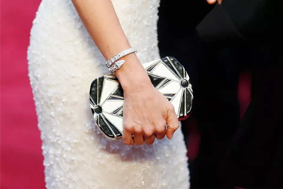 ¿De quién es este clutch espectacular? ¡De Naomi Watts! Moderno y elegante