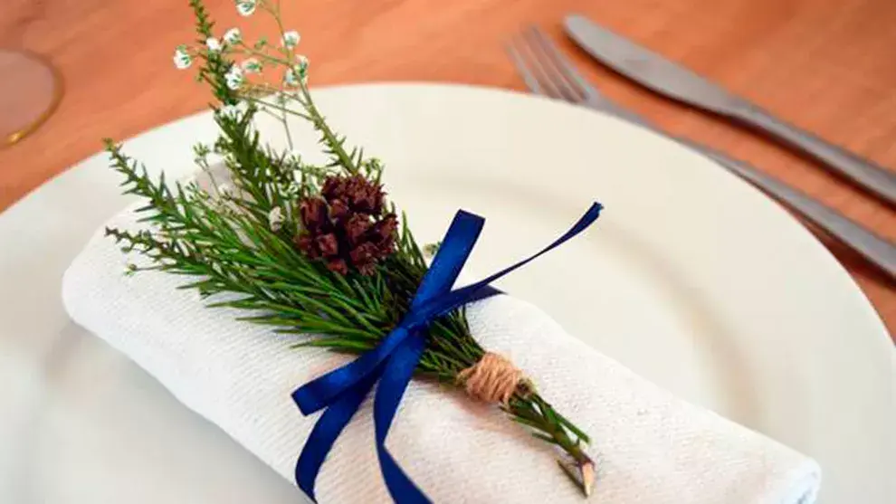 Colocá el detalle en la servilleta y ya tenés un arreglo divino para la mesa de Navidad (Paso 3)