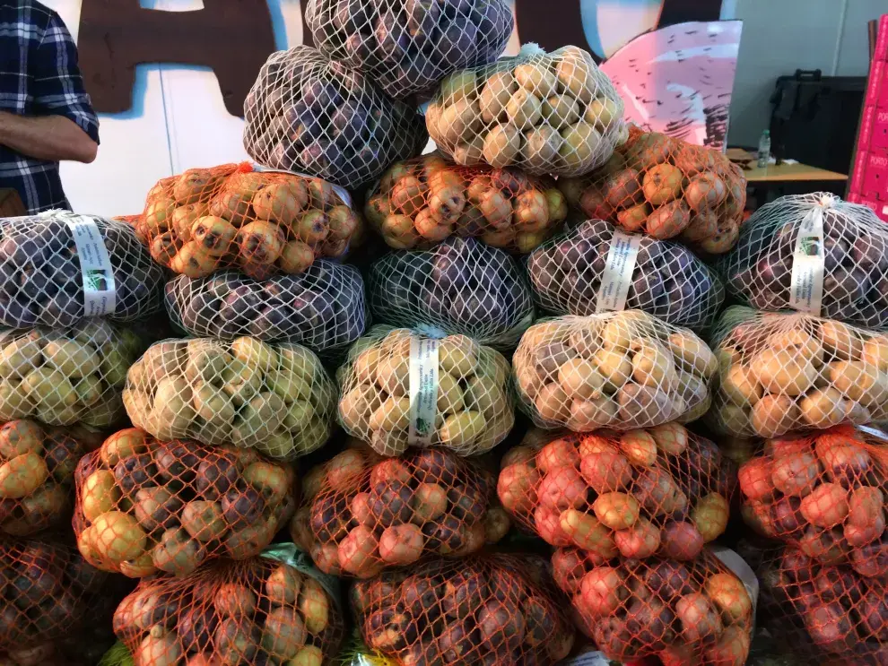 El Mercado estaba repleto de verduras copadas. Estas papas andinas me parecieron lo más