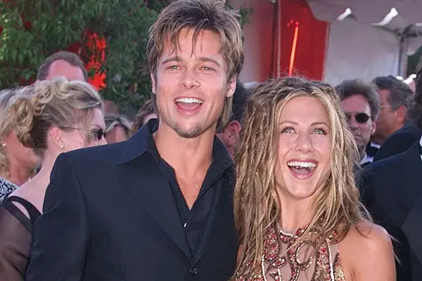 1999. En una foto junto al bombón de Brad Pitt. ¿Qué te parece su peinado? Volumen y mechas más claras