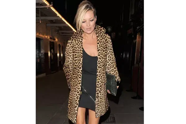 Kate Moss con un tapado animal print