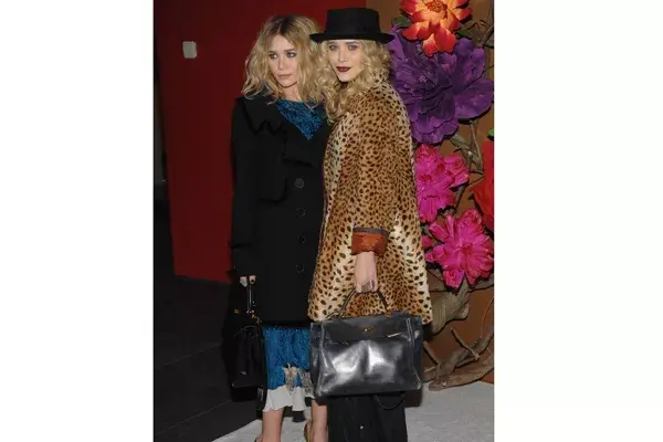 En este caso, Mary Kate Olsen con un print más pequeño, correcta elección para una baja estatura