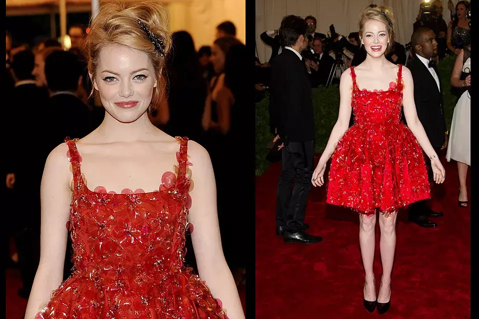 Con un look un poco aniñado, Emma Stone llegó con un vestido de Lanvin en rojo subido con flores transparentes bordadas