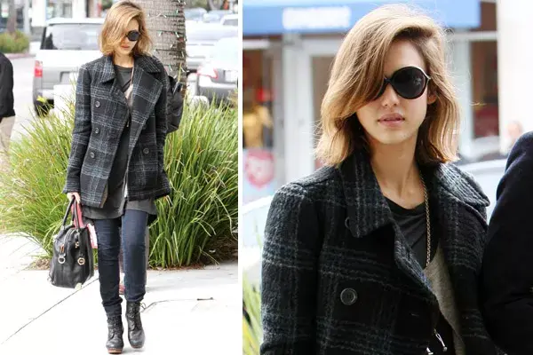 Jessica Alba se siente cómoda con un jean chupín, botas cortas con plataforma de madera, sacón de doble abotonadura y anteojos redondos, la última tendencia