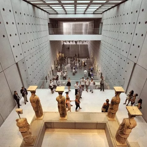 cinco Cariátides del Templo Erecteión, en el Museo de la Acrópolis