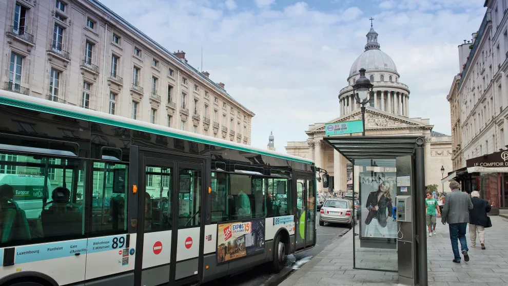 Los autobuses de línea de la ciudad son una alternativa económica a los costosos buses turísticos. Crédito: Daniel Thierry / Paris Tourist Office / dpa-tmn