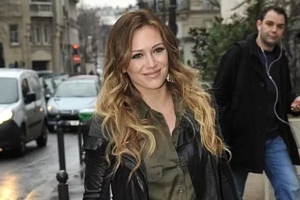 Largo, con bucles, para Hillary Duff