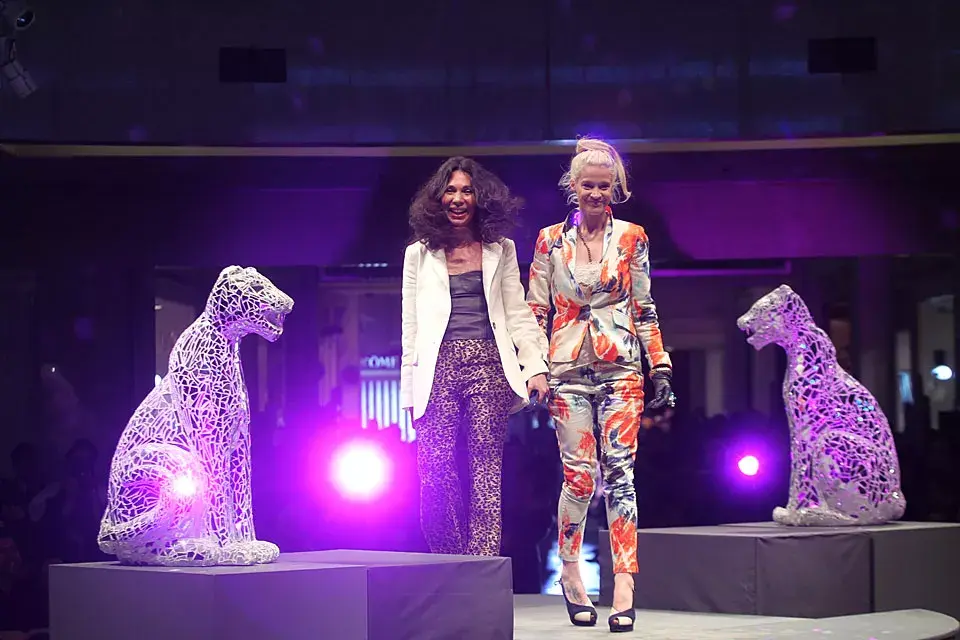 En el cierre del desfile, María Cher junto a Leticia Brédice