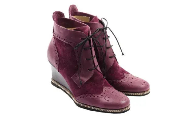 Con recortes en cuero y gamuza con taco chino (Sofi Martiré, $1365).