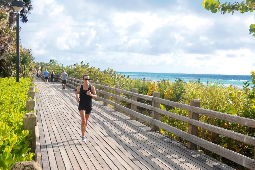 La famosa pasarela de Miami Beach es un sendero de baldosas rosas que bordea Ocean Drive