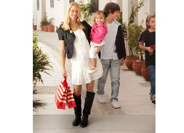 Nicole Neumann y la pequeña Indiana pasaron por el local de Mimo de Palermo; la modelo combinó un vestido romántico con botas altas y chaqueta