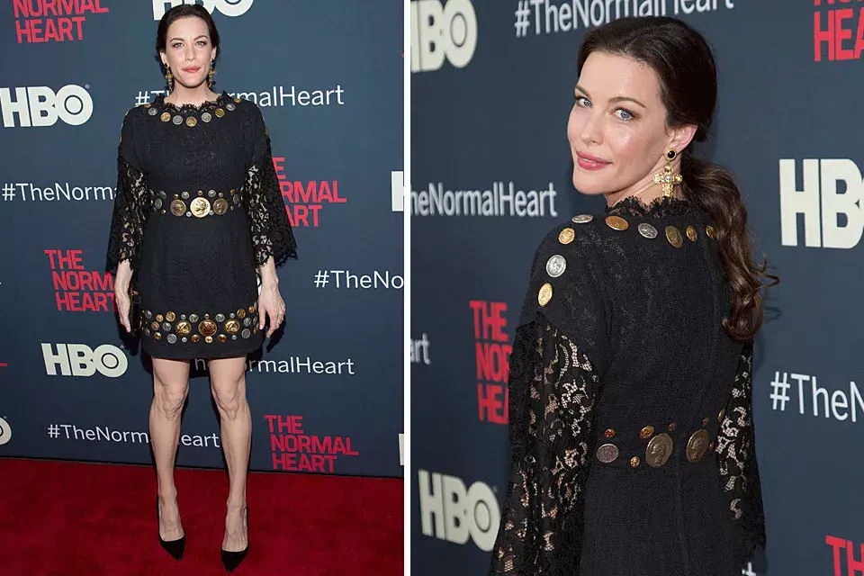 Liv Tyler, con un vestido súper cargado, con encaje y apliques tipo monedas