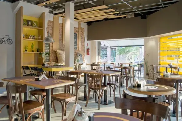 Atendido por sus dueños, proponen una vuelta a los típicos cafés de antaño: de barrio y propio del vecino