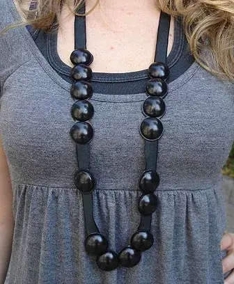 Collar con detalle de círculos perlados. Por Ana en Las Cañitas.