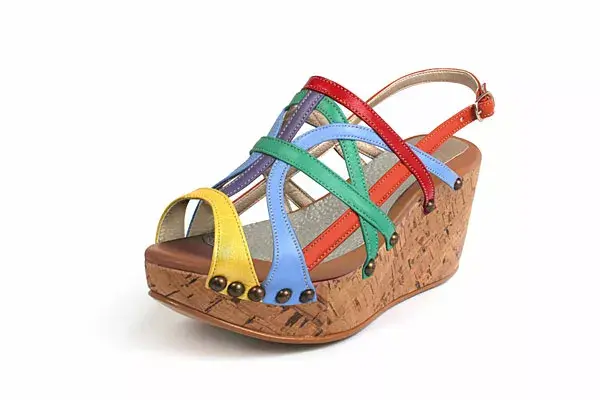 Sandalias con tiras de color, bien cancheras, de Corre Lola ($300)