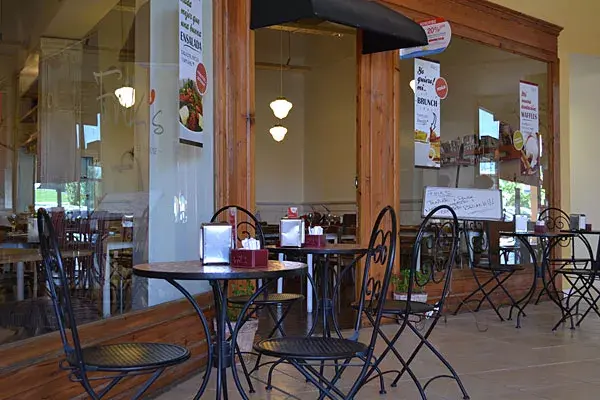 Afuera, también hay mesitas para comer al aire libre