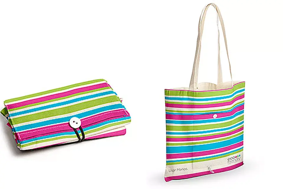 Esta colorida bolsa que se hace monedero se vende al por mayor (48 c/una) a través de www.bolsasecofriendly.com.ar y próximamente por Facebook