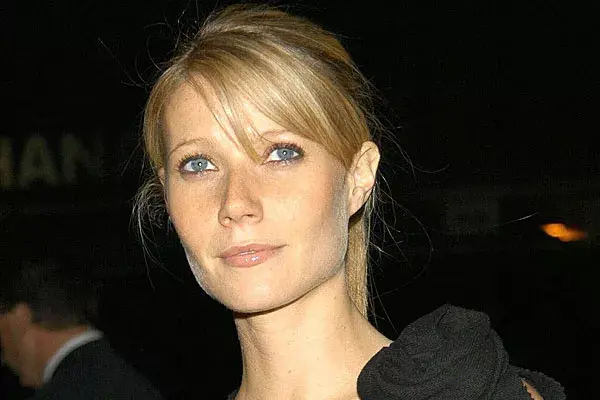 2003. Para una salida nocturna, opta por un look con el pelo recogido y flequillo hacia un costado