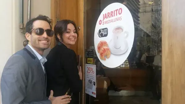 Nacho se quiere comer un alfajor. Estamos em la esquina del civil chicas, el quiso un alfajor.