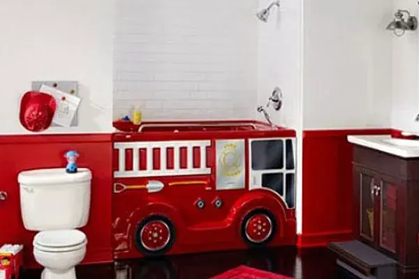 Una bañadera en forma de camión de bomberos para que los más chicos jueguen mientras se bañan