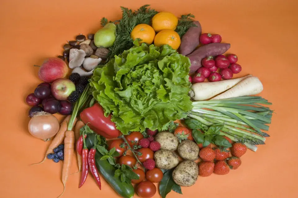 Una buena combinación de frutas y verduras es importante para mantener las defensas altas.