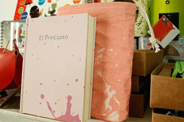 El libro El Principito, con funda para guardarlo
