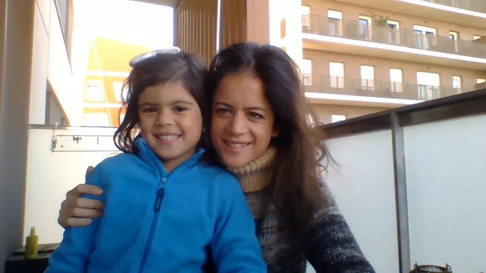María (42) y Francisca (5) vivirán tres semanas en el departamento de Diana en El Poblenou, Barcelona
